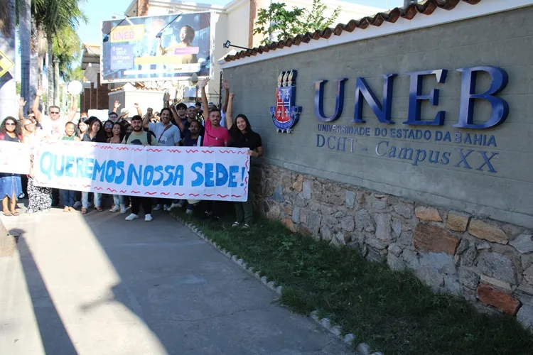 Universitários fazem protesto em prol da sede própria da Uneb em Brumado