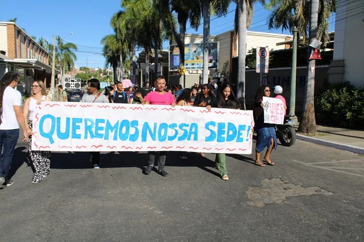 Universitários fazem protesto em prol da sede própria da Uneb em Brumado