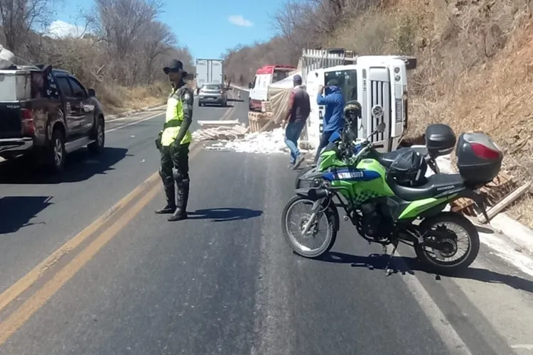 Guanambi: Caminhão carregado com pisos tomba na BR-030