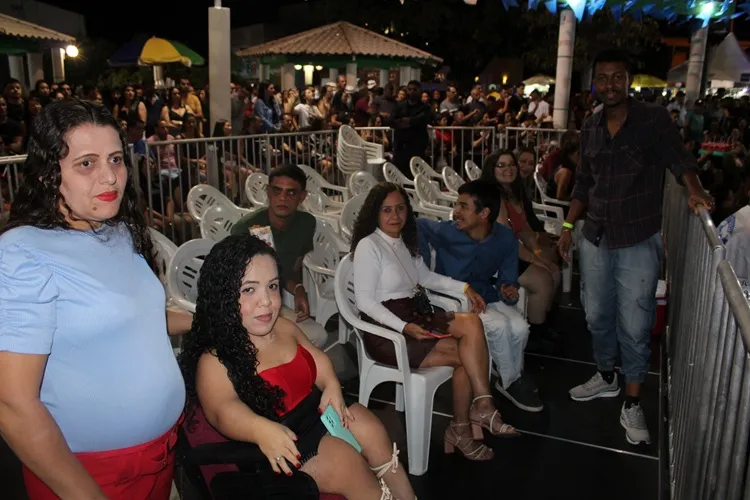 Jovem de 18 anos assiste show pela primeira vez no camarote de acessibilidade montado no aniversário de Brumado