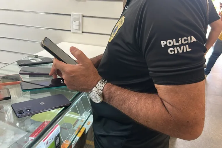 Polícia Civil fiscaliza 17 lojas de celulares em Vitória da Conquista