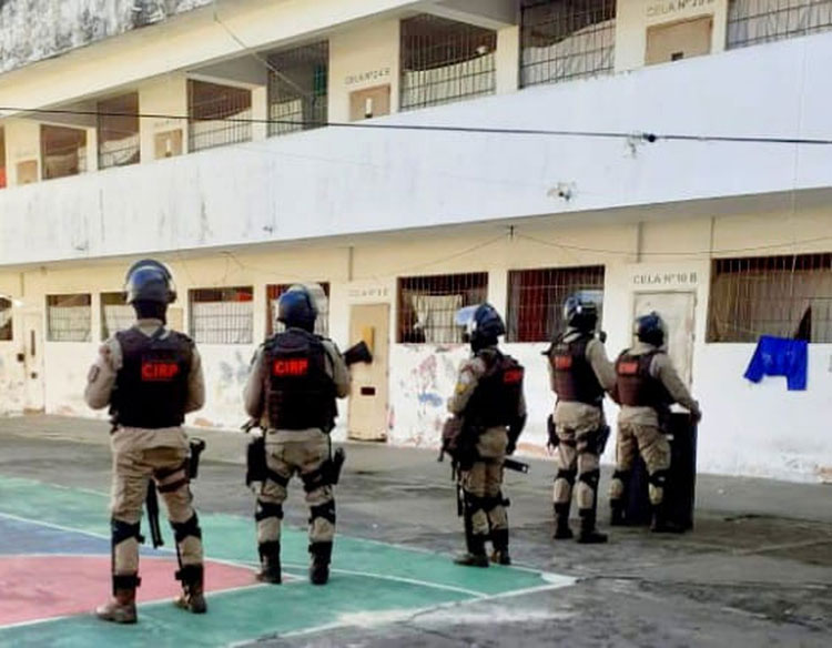 Policiais encontram drogas e 45 celulares dentro de celas no presídio de Simões Filho