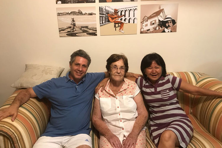 Professora brumadense recebe deputado federal paulista em Guarajuba