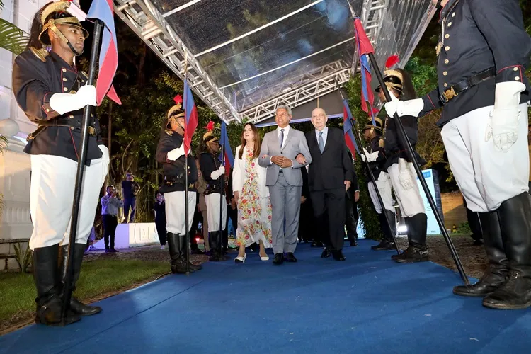 Ex-governador e ex-prefeito de Guanambi, Nilo Coelho recebe comenda 2 de julho