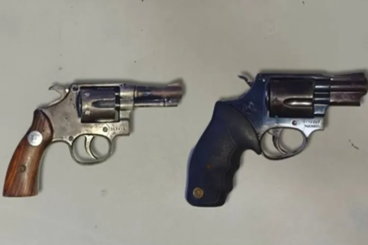 Rondesp flagra armas em banco de caminhonete e prende homem em Guanambi