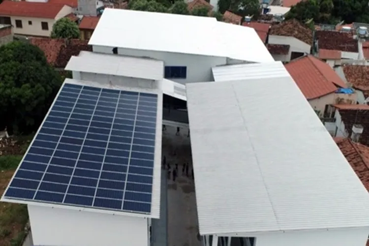Instalação de energia solar em escolas de Licínio de Almeida é alvo de investigação do MPF