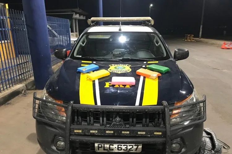 Mulher é presa após esconder 5 kg de cocaína em balões de aniversário em Barreiras