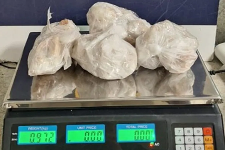 Jovem de 18 anos é detida com drogas em ônibus na BR-116 em Vitória da Conquista