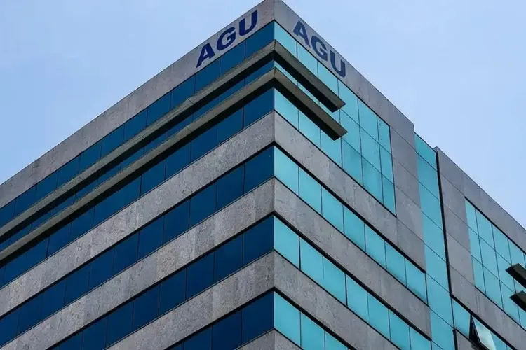 Governo Federal identifica 97 médicos falsos de IA no Youtube e AGU aciona Google
