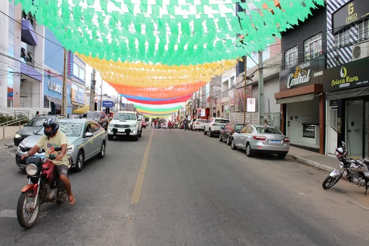 Prefeitura ornamenta centro comercial visando aquecimento da economia em Brumado