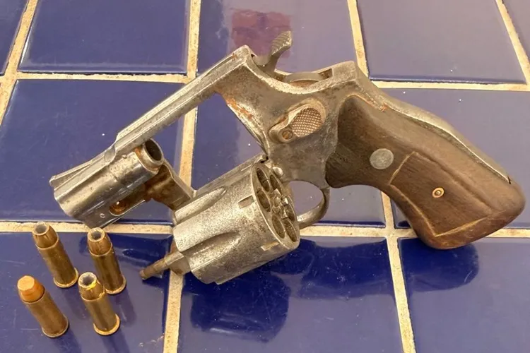 PRE apreende revólver após suspeitos fugirem de abordagem em Brumado