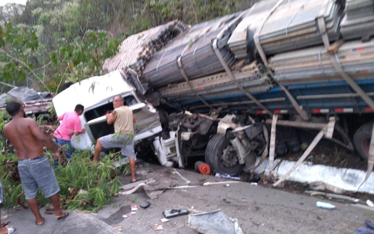 Acidente com 10 veículos deixa um morto e dois feridos no interior da Bahia