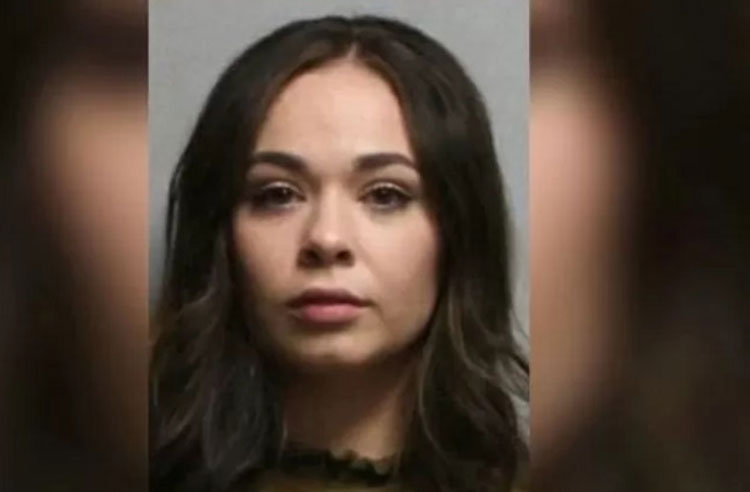 Professora é presa após enviar nudes e fazer sexo com aluno nos Estados Unidos