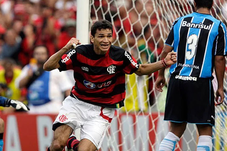 Futebol Solidário promove dia de autógrafo com Ronaldo Angelim em Brumado