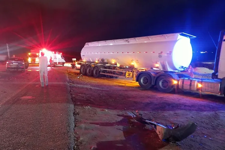 Colisão frontal entre caminhão e carro na BR-030 deixa feridos em Brumado