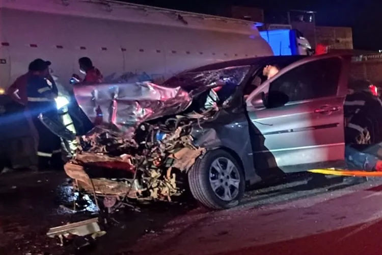 Colisão frontal entre caminhão e carro na BR-030 deixa feridos em Brumado
