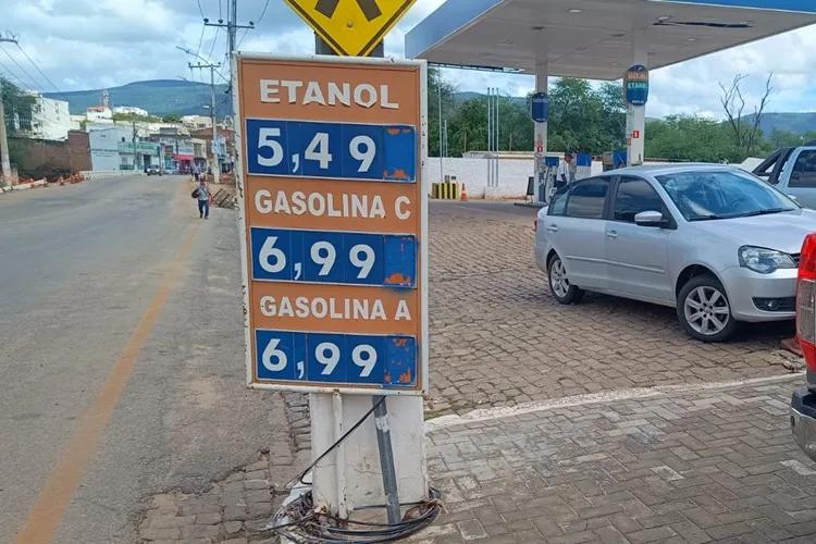 Preço da gasolina sobe e pega mototaxistas desprevenidos em Brumado