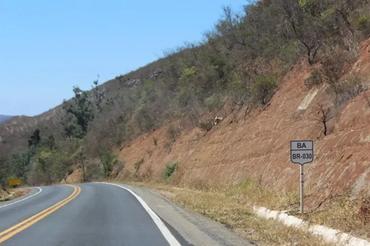 Homem de 34 anos morre após colisão entre motocicletas na BR-030 em Caetité