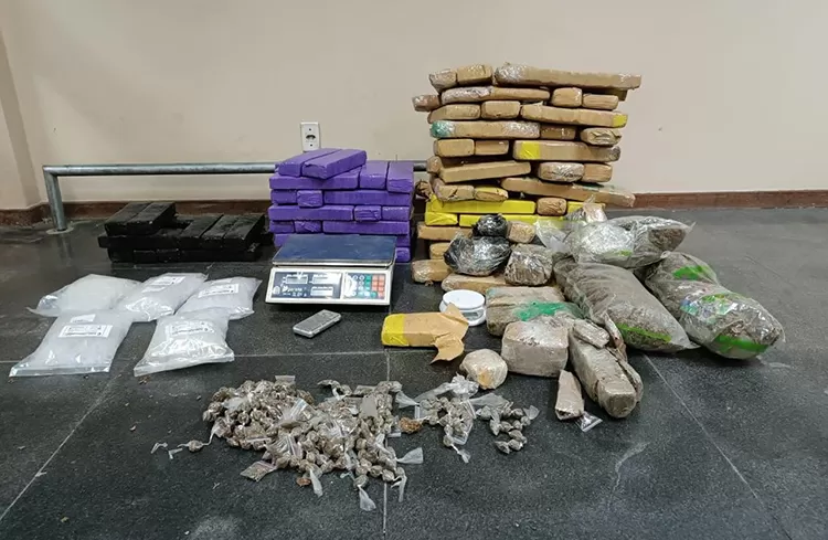 Traficantes abandonam 100 kg de maconha durante fuga em Feira de Santana