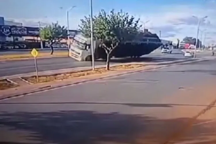 Caminhão com bois tomba e por pouco não atinge moto e carro em Barreiras
