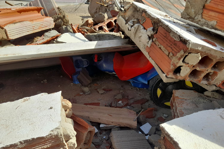 Brumado: Caminhão desgovernado invade residência e por pouco não atinge criança no Bairro Baraúnas