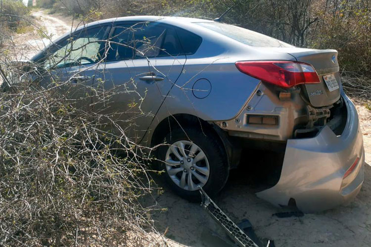 Tanhaçu: Motorista perde controle da direção após carro cair em buraco na BA-026