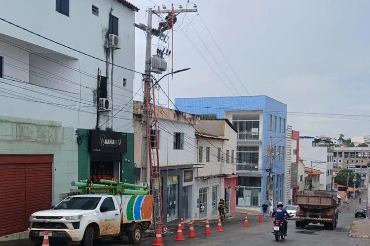 Chuva e rompimento de cabos deixam centro de Macaúbas sem energia e tiram rádio do ar