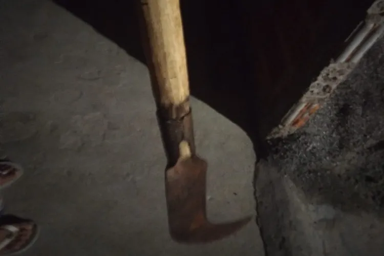 Funcionário do Saae denuncia vizinho por ameaçá-lo com foice em Macaúbas