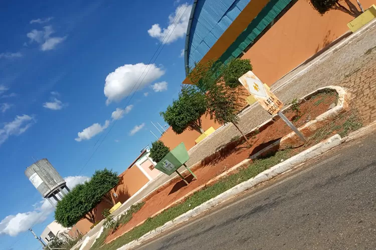 Caraíbas: Embasa não dá manutenção em caixa d'água e prefeitura aluga casas para iniciar aulas