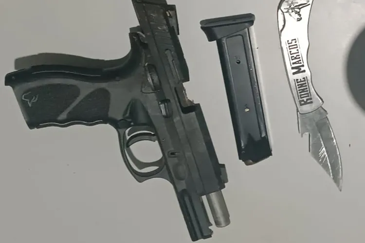 Homem é preso com pistola durante festa de aniversário em Candiba
