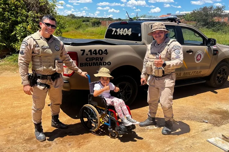 Vitória da Conquista: 2ª CIPRv ajuda aluna em cadeira de rodas a chegar até a escola