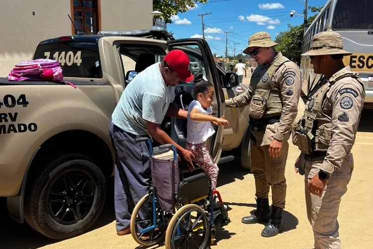 Vitória da Conquista: 2ª CIPRv ajuda aluna em cadeira de rodas a chegar até a escola