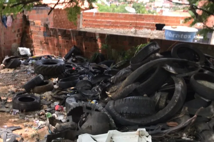 Família de vítima da dengue denuncia pneus com focos do aedes-aegypti em Brumado