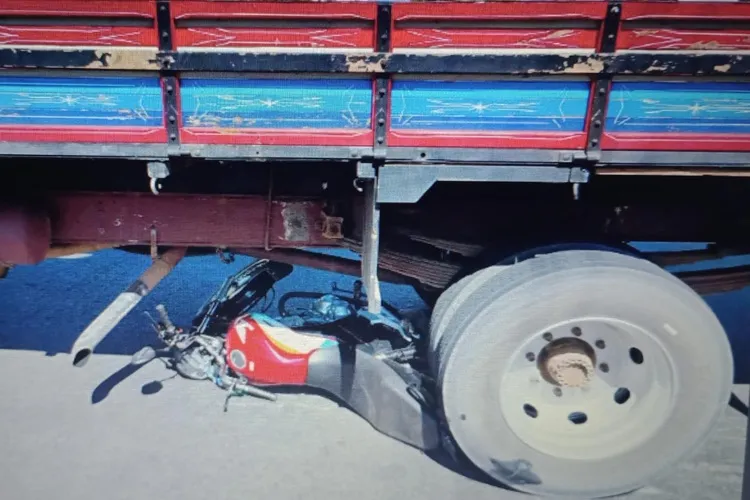 VÍDEO: Caminhão atropela motociclista ao fazer conversão sem sinalizar em Guanambi