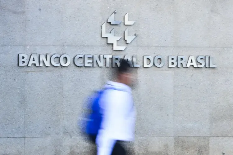 Banco Central acompanha tarifaço e vê juro alto por tempo 'bastante prolongado'