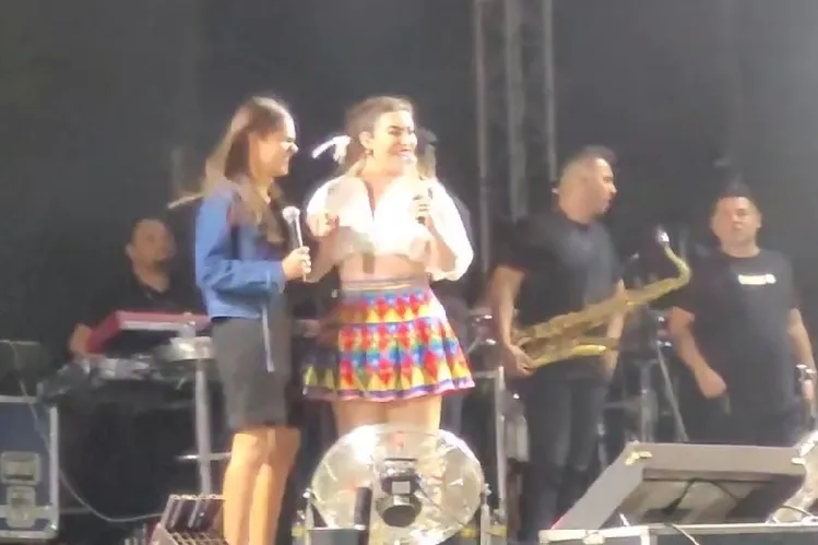 Fã com deficiência visual emociona público ao cantar com Naiara Azevedo no São Pedro de Iuiu