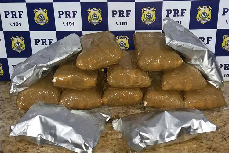 Mulher é presa com 14 kg de cocaína dentro de mala em ônibus em Vitória da Conquista