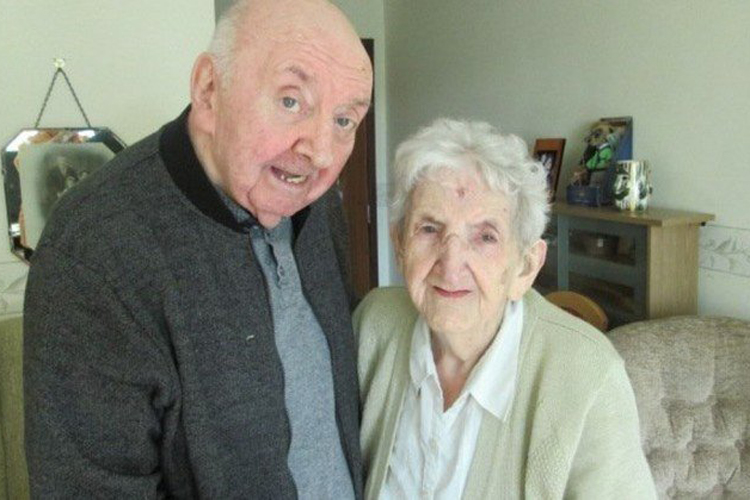 Mãe de 98 anos se muda para asilo para cuidar do filho de 80