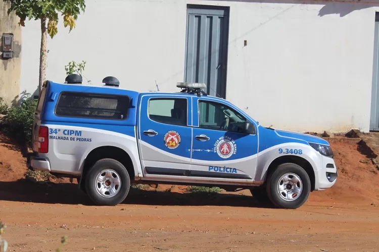 Homem que agredia mulher é preso com arma de fogo em Malhada de Pedras