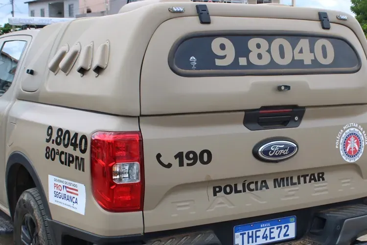 Homem surta, destrói carro de familiar e acaba preso por desacato em Mortugaba
