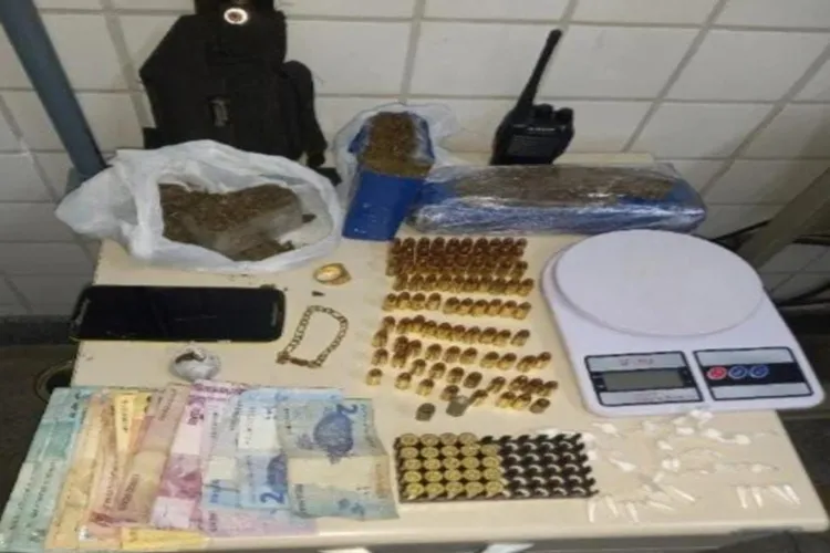 PM prende dupla com vasta quantidade de drogas e munições em Jequié