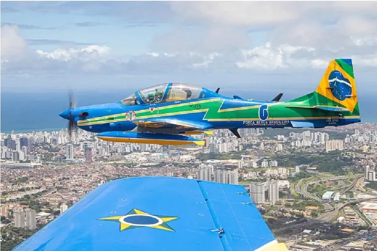 Esquadrilha da Fumaça celebra Bicentenário da Independência com sobrevoo em Salvador