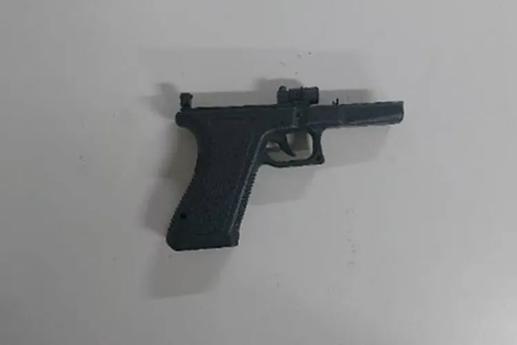 Homem é detido com simulacro de arma de fogo em bar de Guanambi