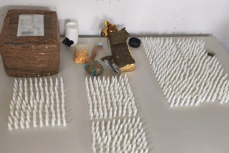Encomenda com pinos de cocaína e ecstasy é apreendida em ônibus em Ibipitanga