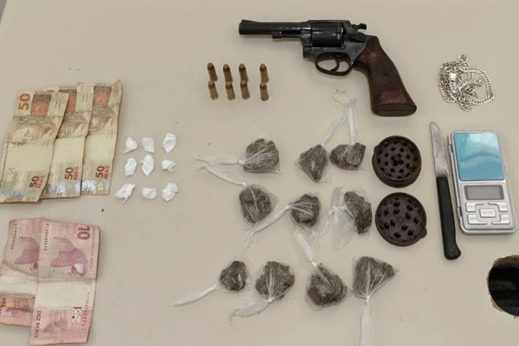 78ª CIPM recupera veículo roubado, apreende drogas e arma em Vitória da Conquista