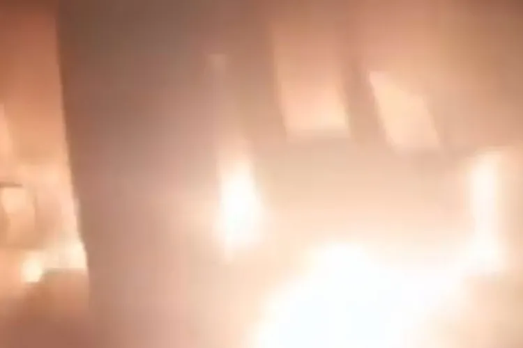 VÍDEO: Acidente com animal deixa motorista ferido e ambulância destruída por fogo em Caraíbas