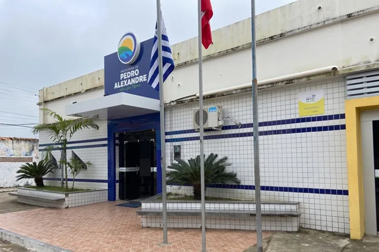TCM aponta 244 contratos irregulares e suspende admissões sem seleção em Pedro Alexandre