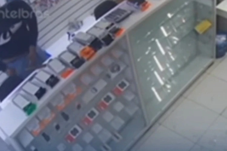 Homem invade e furta loja de celulares no centro da cidade de Macaúbas