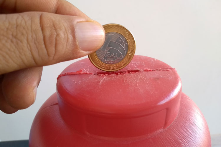 Falta troco no comércio de Brumado e a culpa é atribuída aos famosos cofrinhos