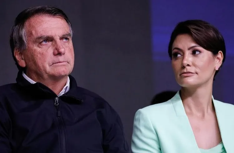 Ministro Alexandre de Moraes autoriza quebra de sigilo fiscal de Bolsonaro e Michelle